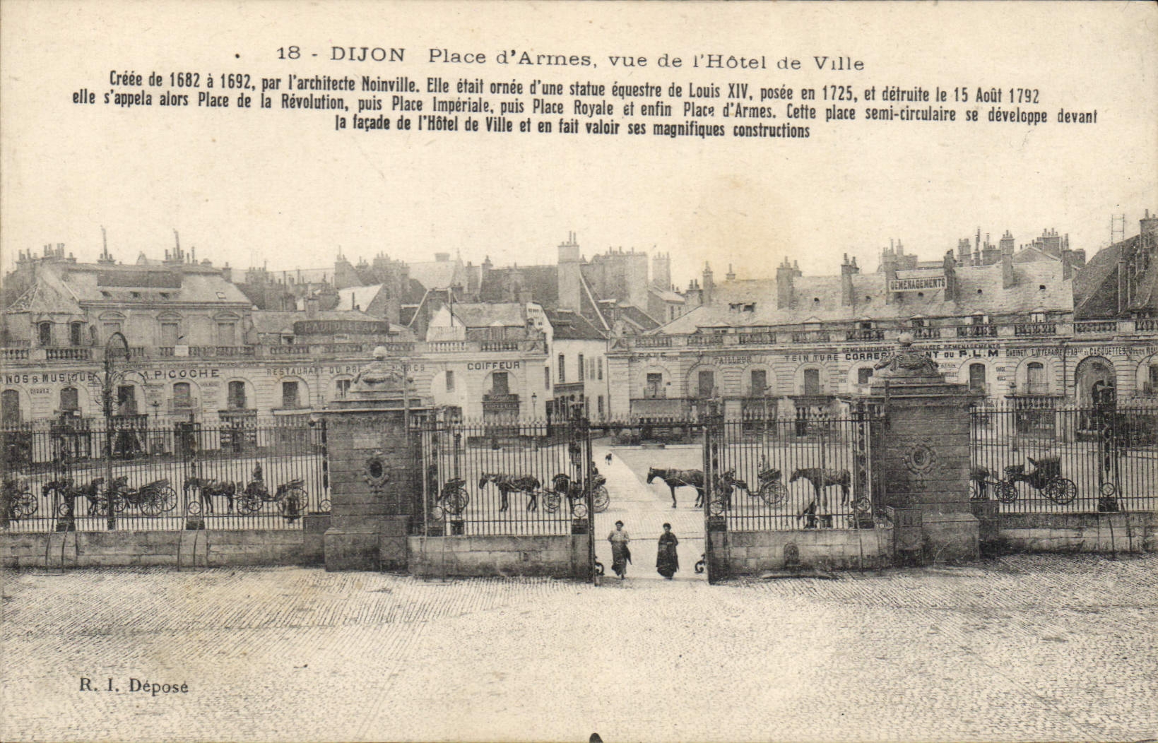 CPA Dijon place d'Armes vue de l'hotel de Ville