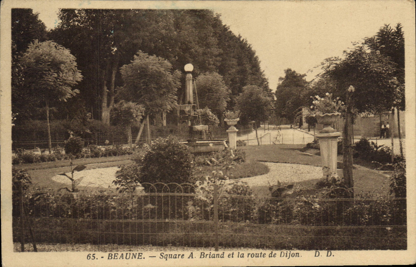 CPA Beaune Square A Briand et la route de Dijon 