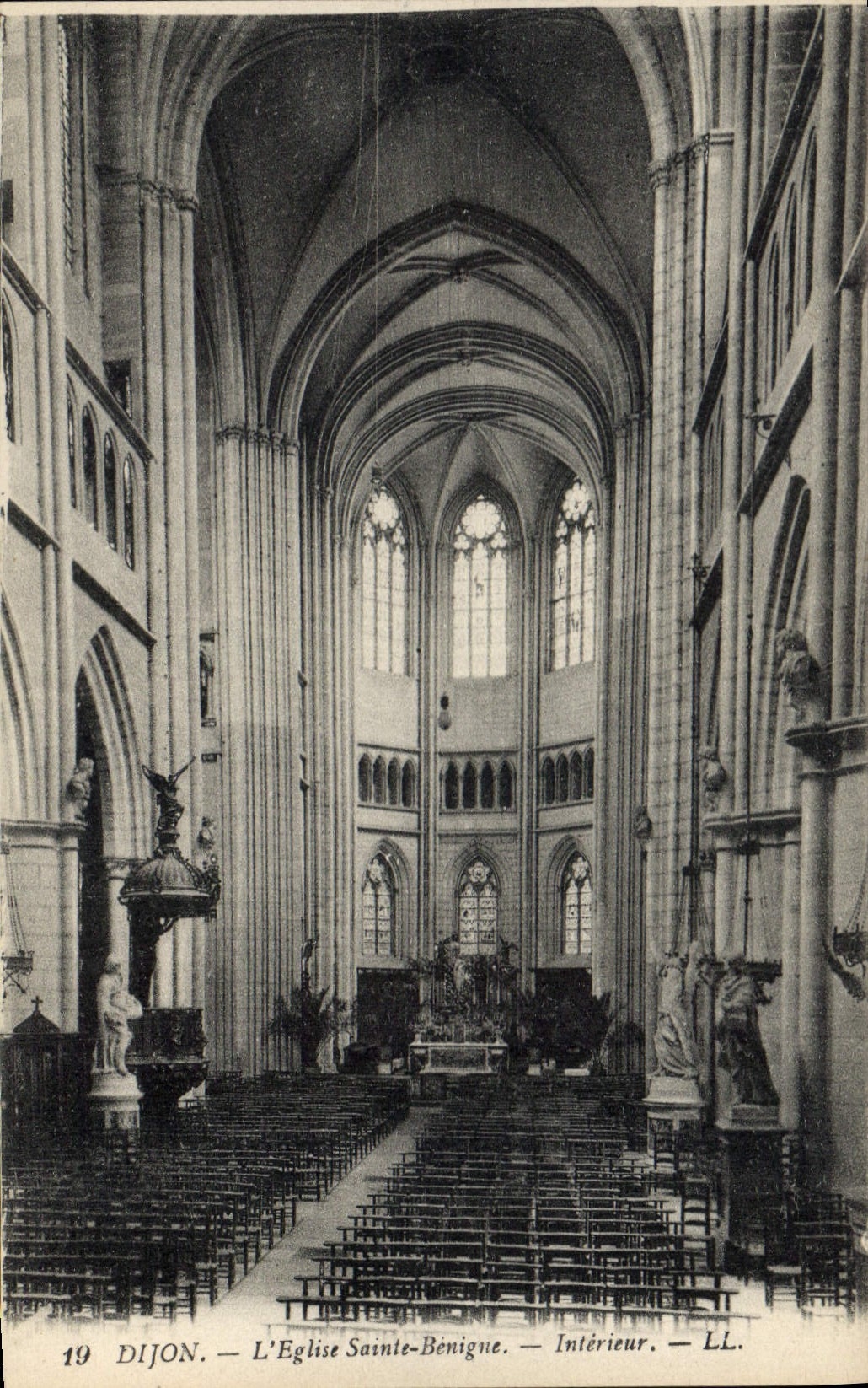 CPA Dijon L'Eglise Sainte Benigne 