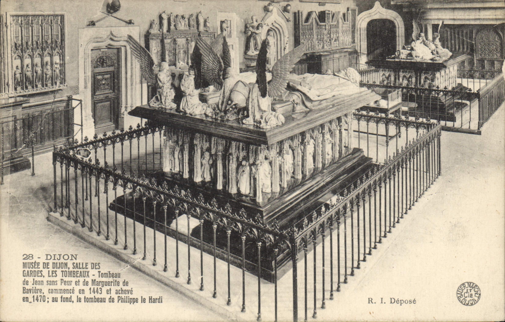 CPA Dijon Musee de Olion salle des gardes les tombeaux