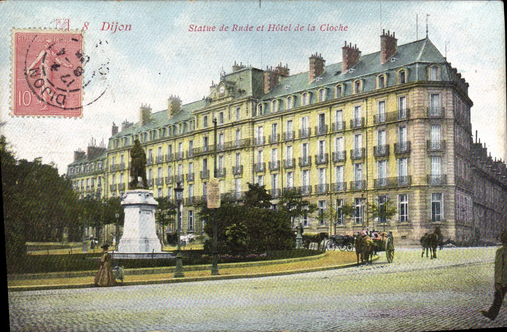CPA Dijon Statue de Rude et hotel de la Cloche