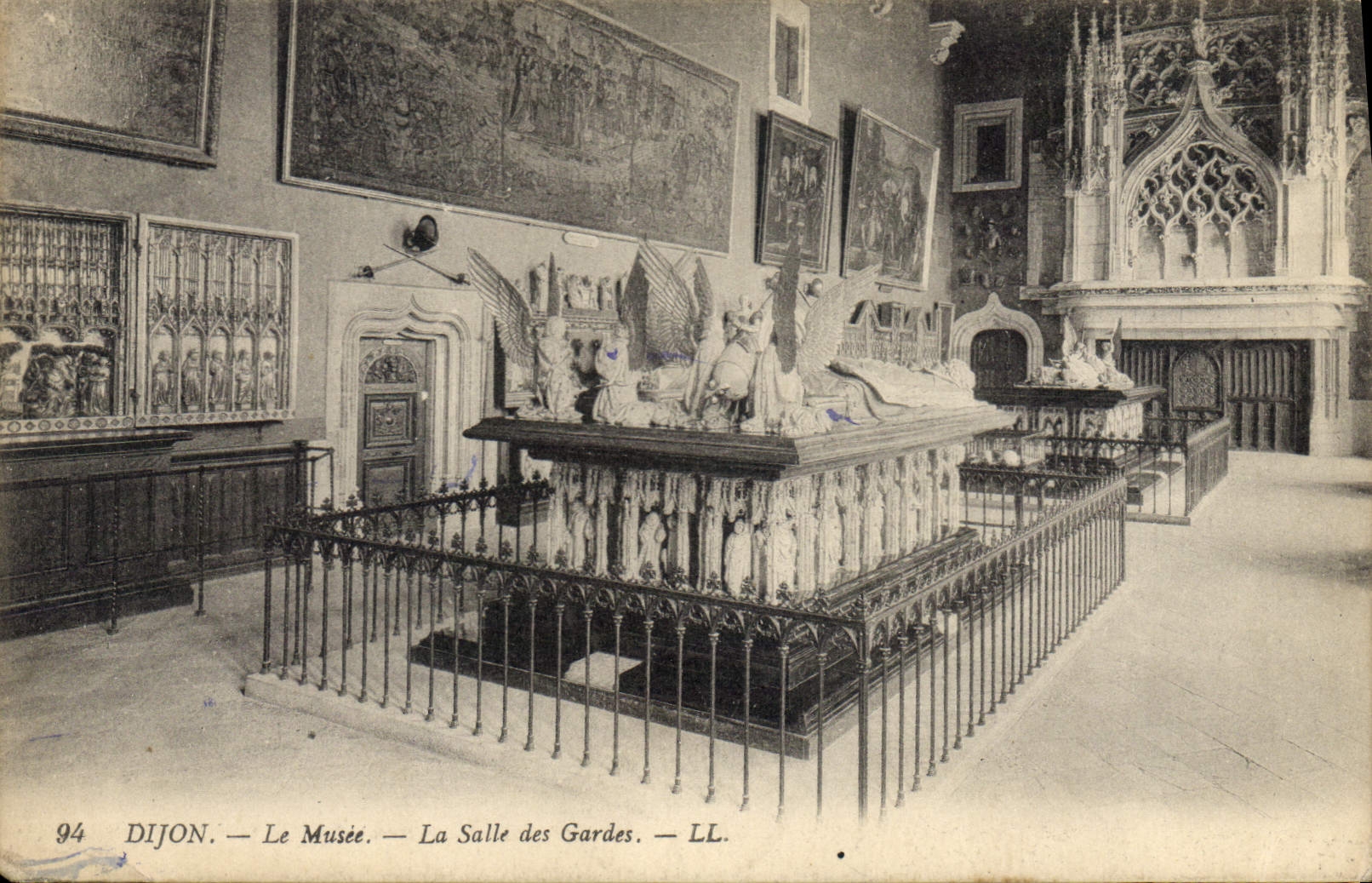 CPA Dijon Le Musee La Salle des Gardes 