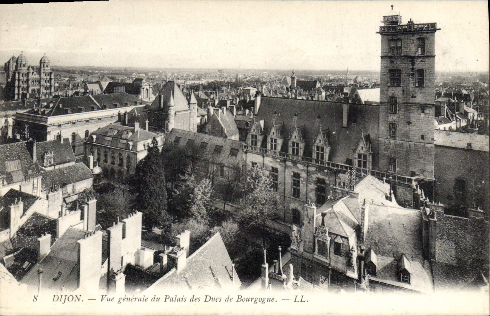 CPA Dijon Vue generale du Palais des Ducs de Bourgogne