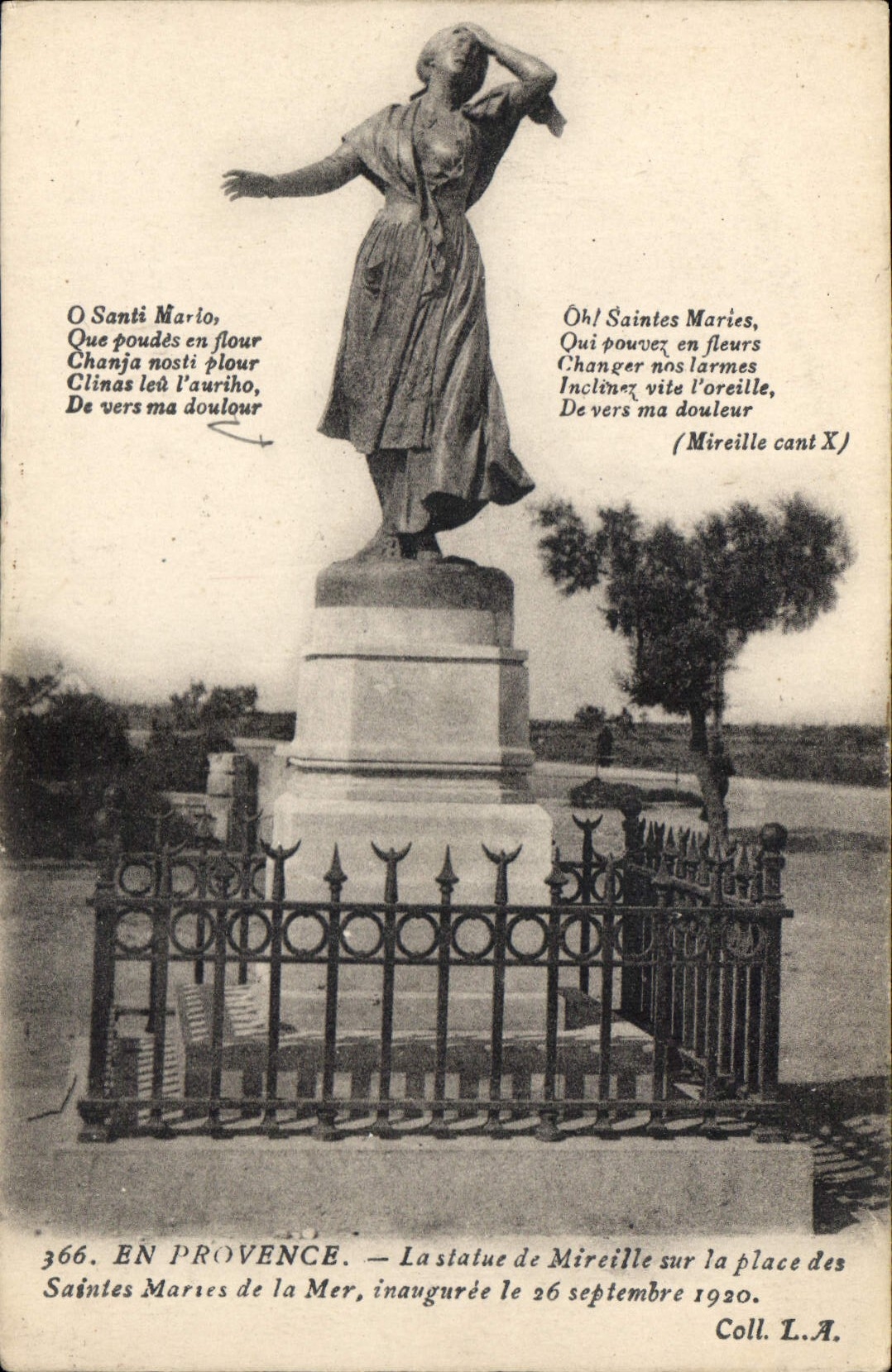 CPA En Provence La statue de Mireille sur la place des Saintes Maries de la Mer