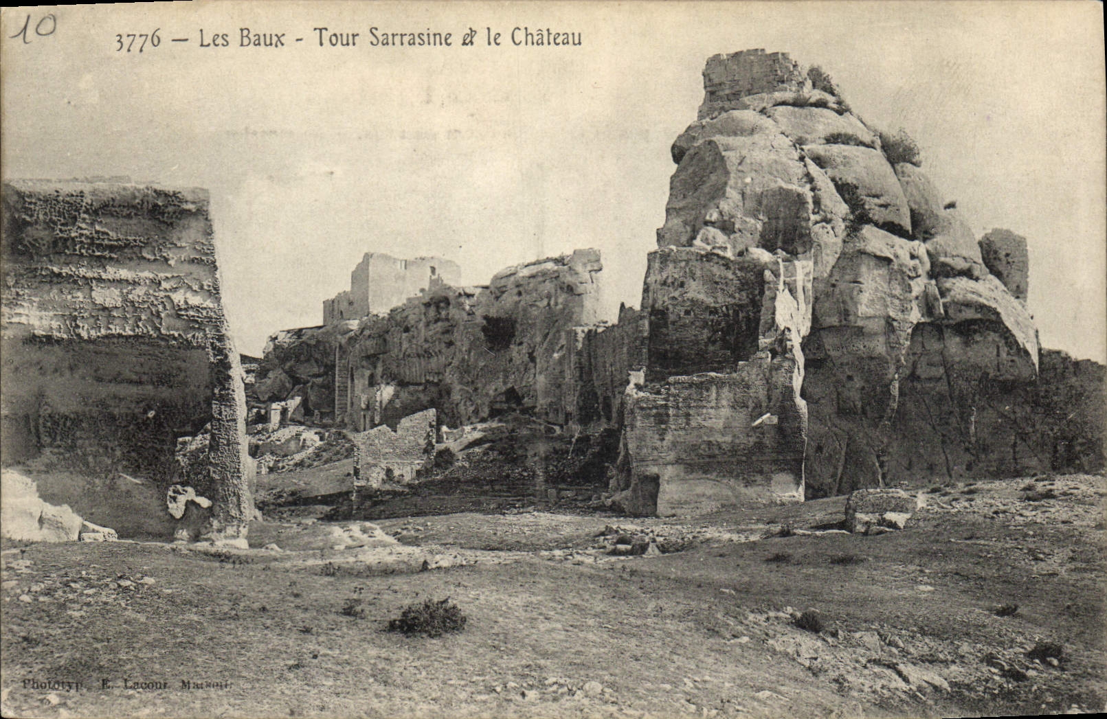 CPA Les Baux Tour Sarrasine et la Chateau 
