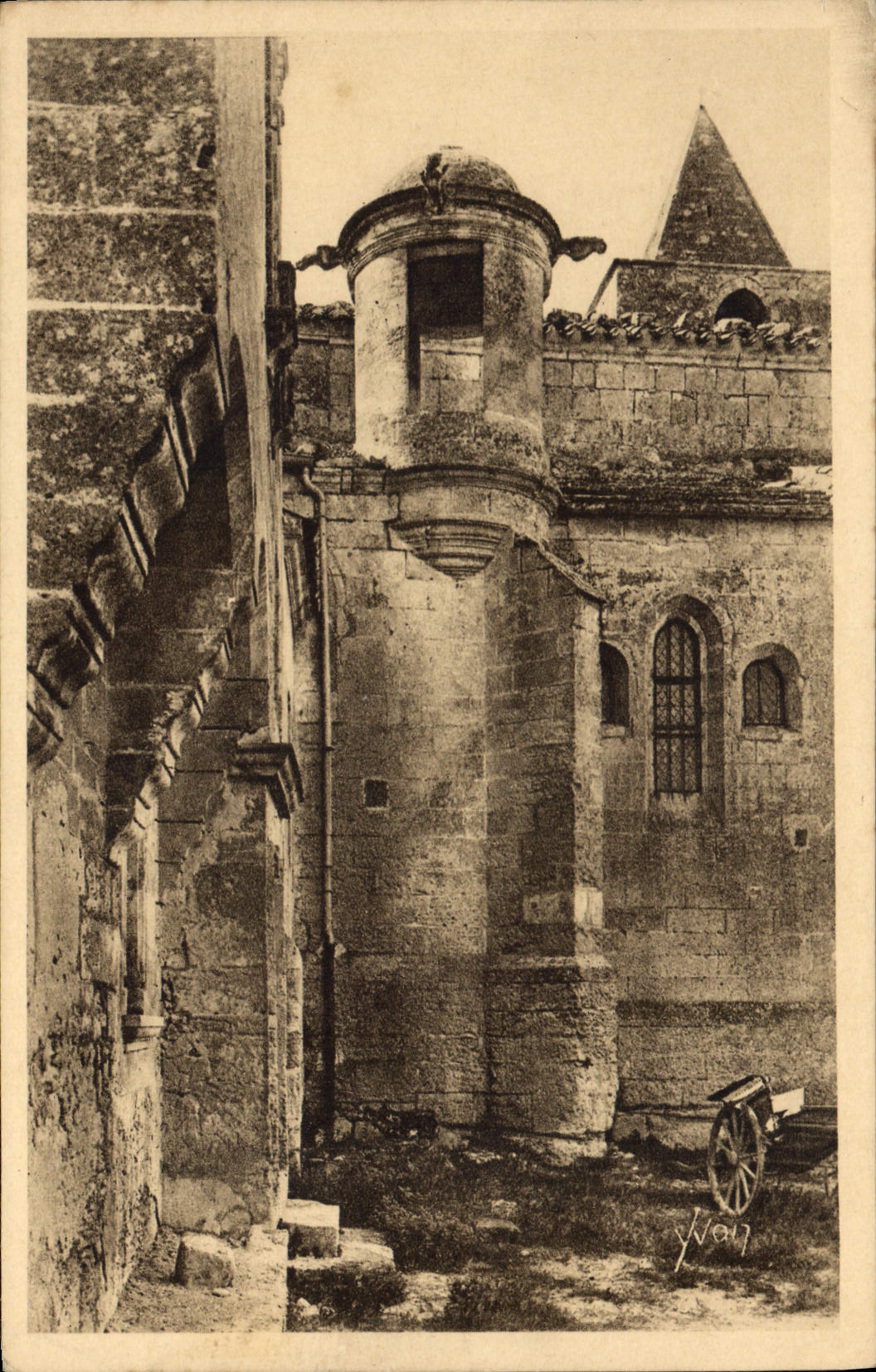 CPA Les Baux Bouches du Rhone La Lanterne des Morts 