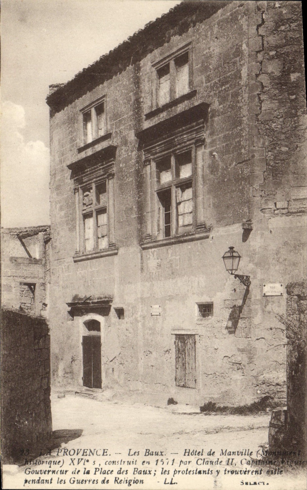 CPA La Provence Les Baux Hotel de Manville monument historique 