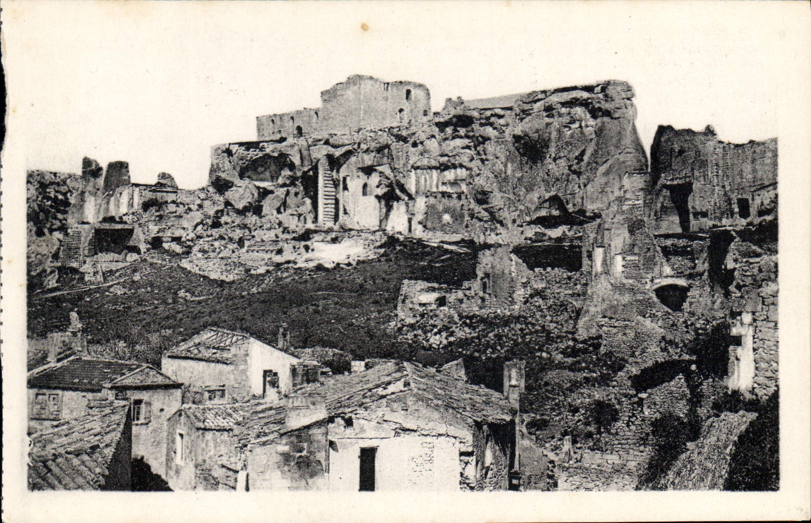 CPA Les Baux Ruines du Chateau feodal detruit sous Louis XIII en 1632 