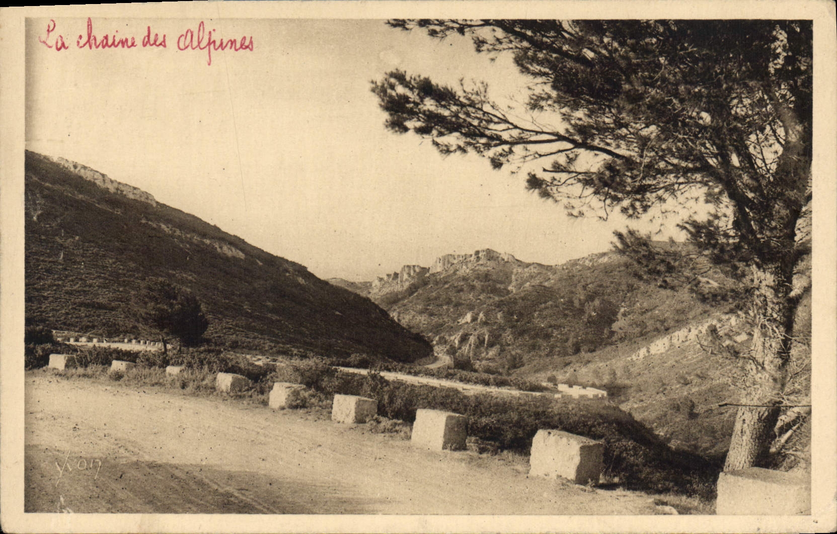 CPA Les Baux B du R Route d'Avignon 