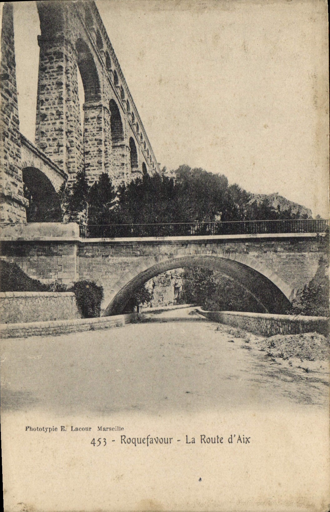 CPA Roquefavour La Route d'Aix 