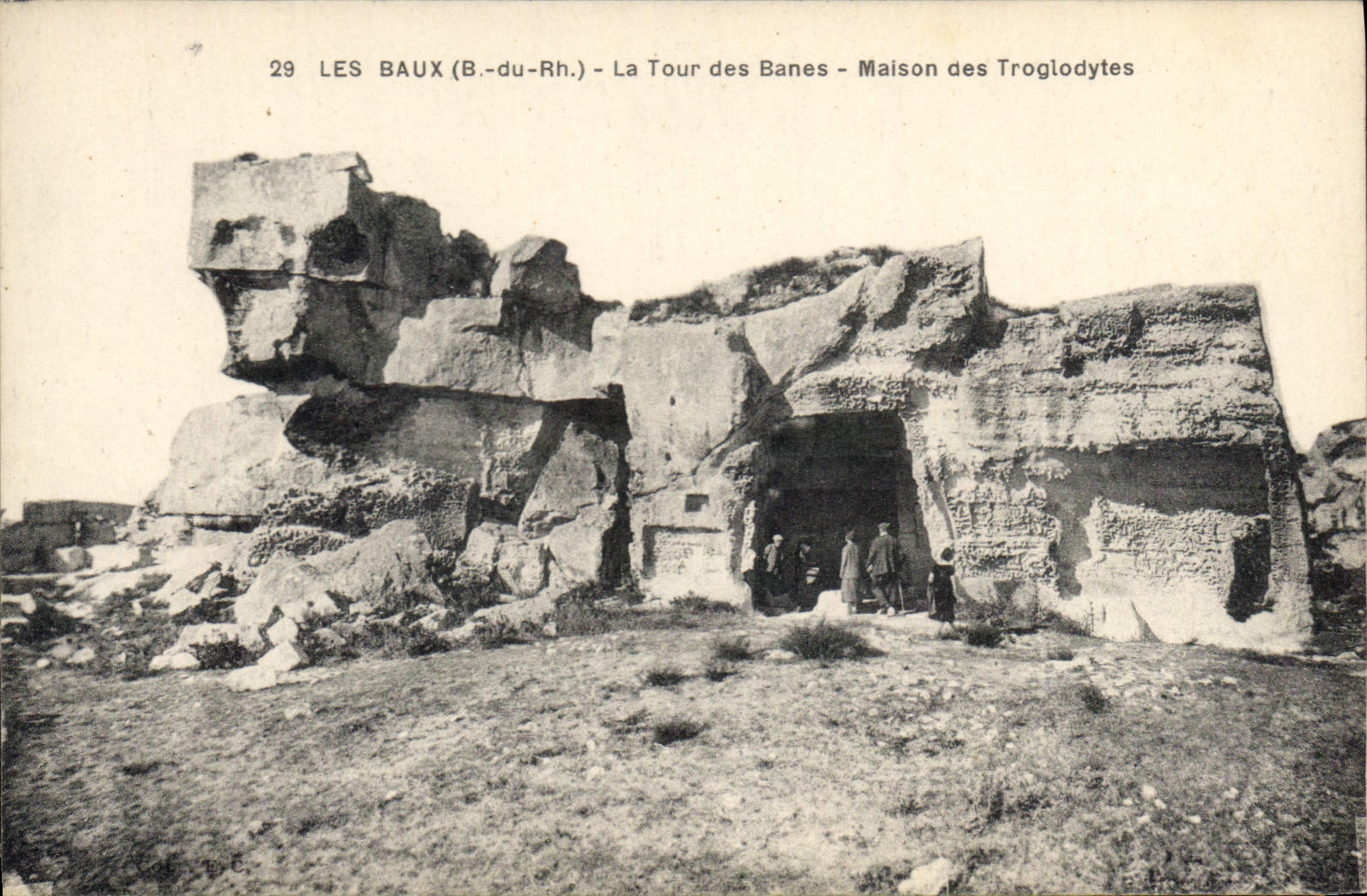 CPA Les Baux B du R La tour des Banes Maison des Troglodytes 