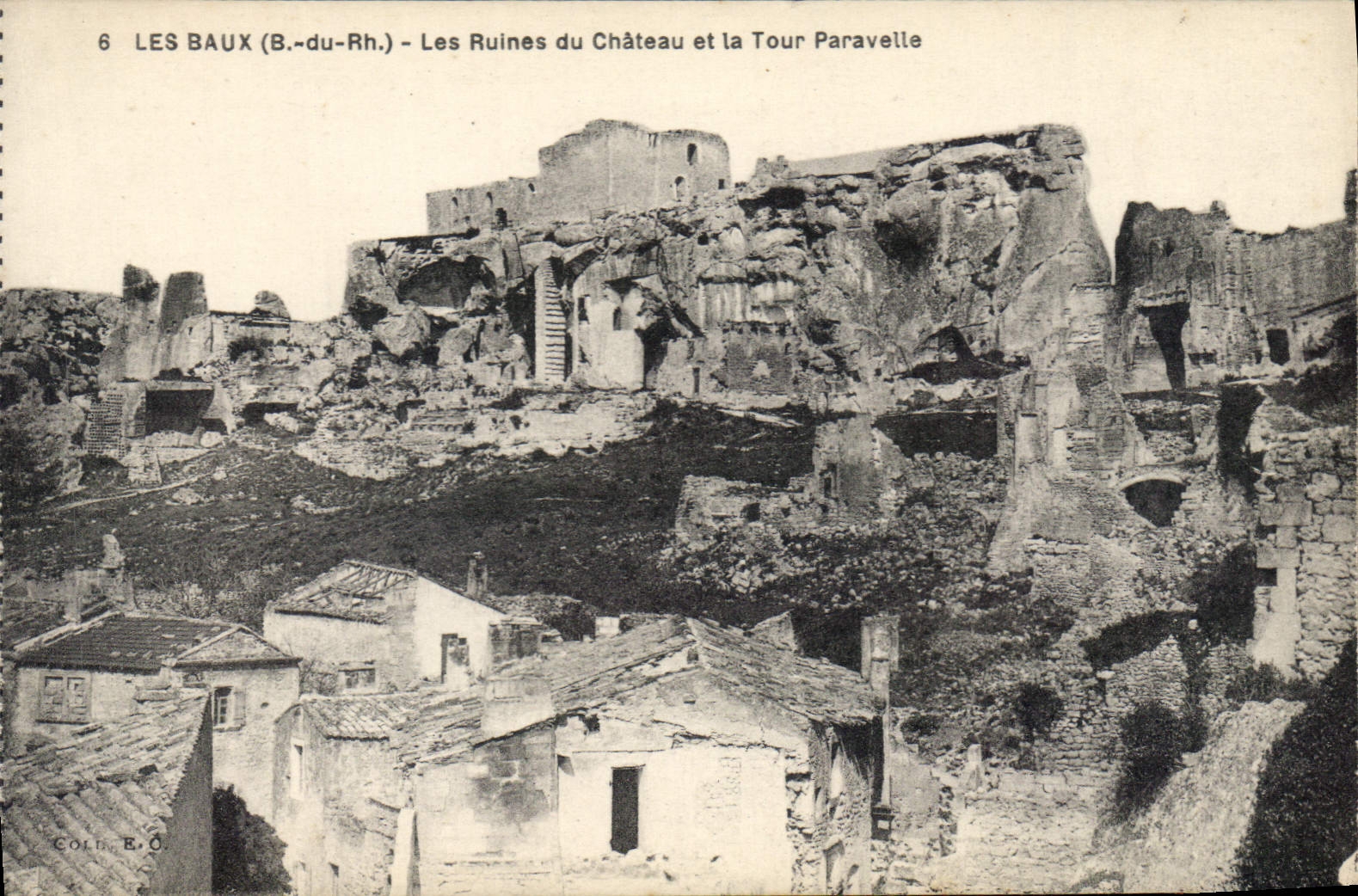 CPA Les Baux B du R Les Ruines du Chateau et la Tour Paravelle 