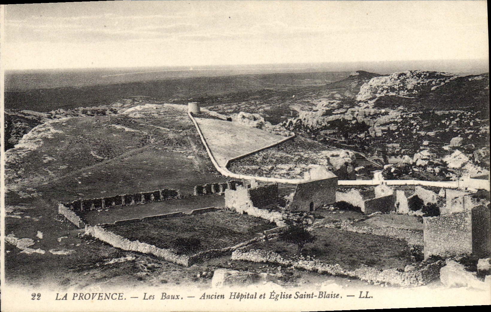CPA La Provence Les Baux Ancien Hopital et Eglise Saint Blaise 