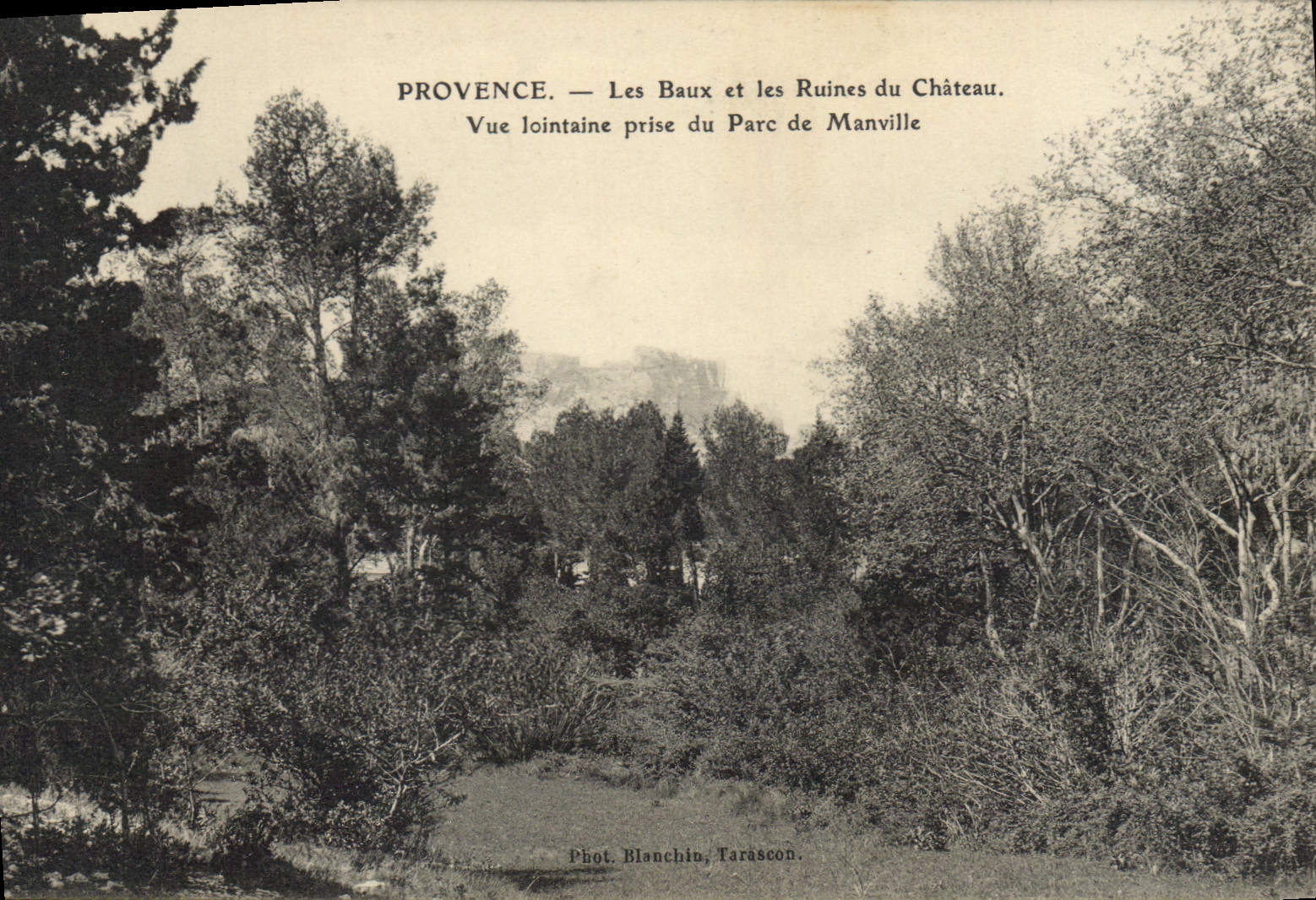CPA Provence Les Baux et les Ruines du Chateau vue lointaine prise du Parc de Manville 