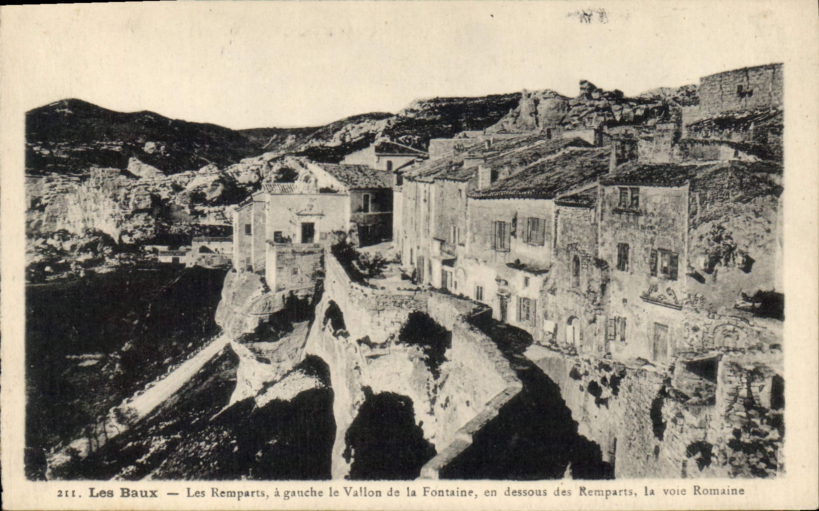 CPA Les Baux Les Remparts a gauche de Vallon de la Fontaine 