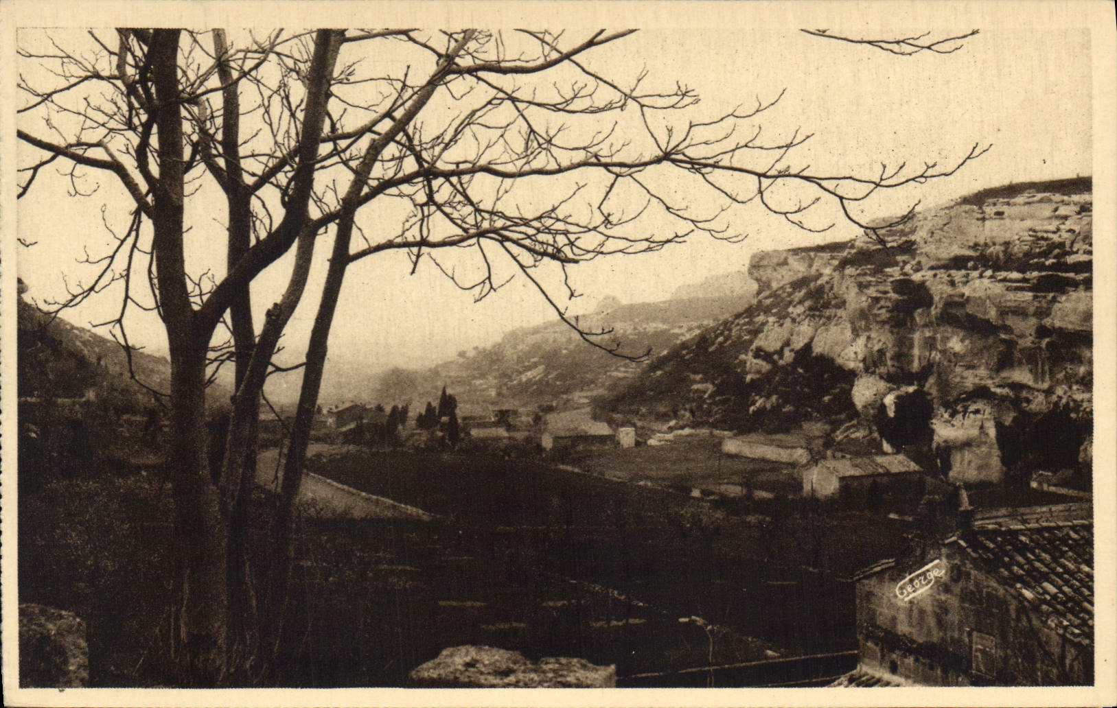 CPA Les Baux Beaumaniere vue sur le vallon de la fontaine 