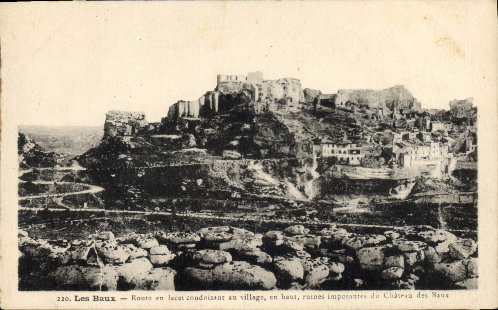 CPA Les Baux Route au village et ruines du Chateau des Baux 