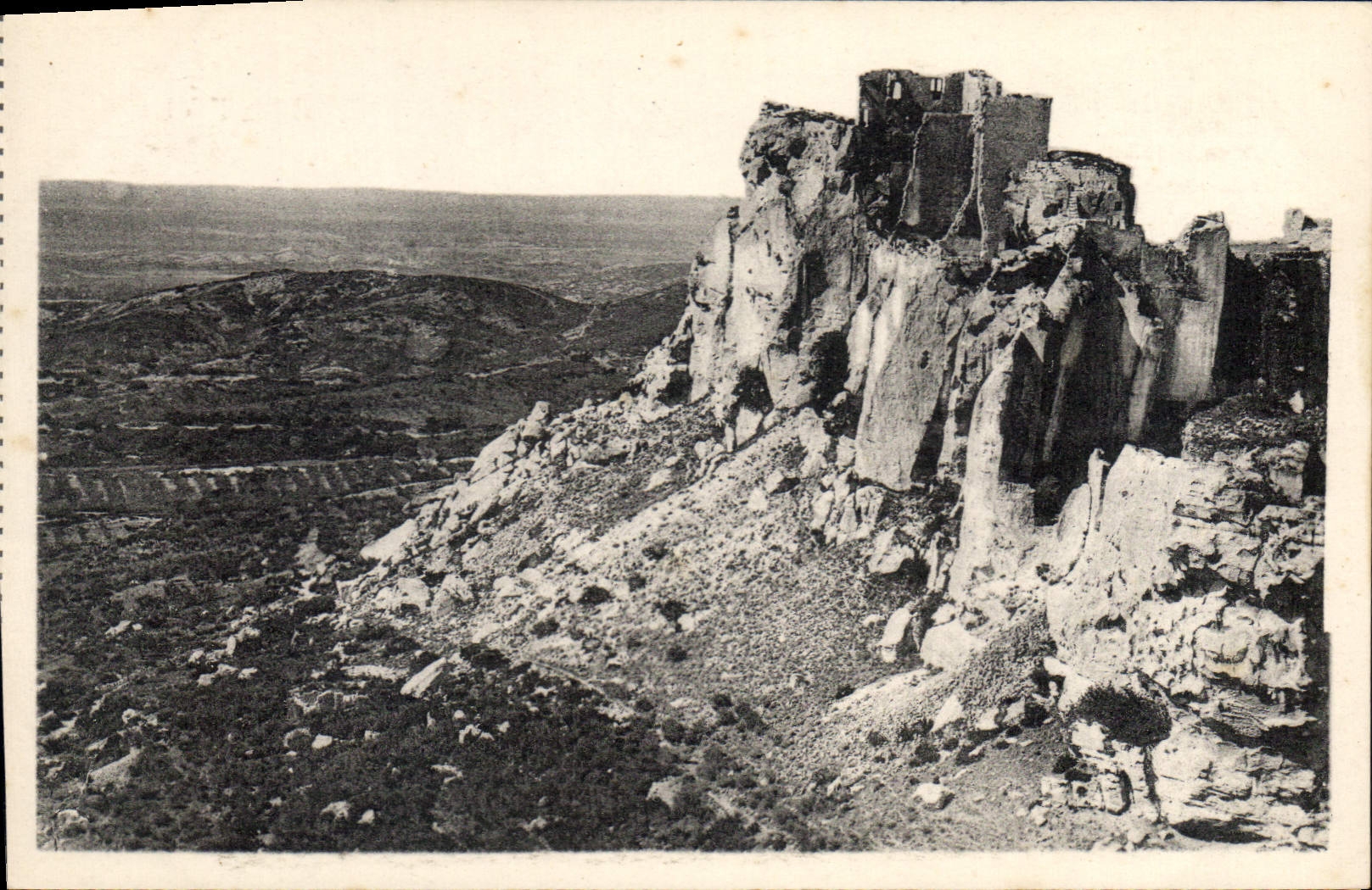 CPA Les Baux Cote oriental et nord ruines imposantes du Chateau feodal bati au X siecle detruit en 1