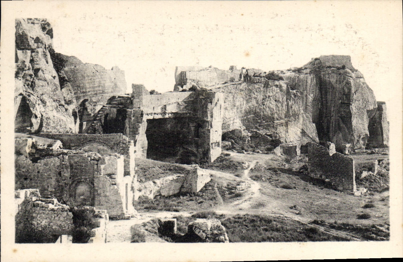 CPA Les Baux Partie des ruines du Chateau feodal et la Tour Sarrasine X siecle 