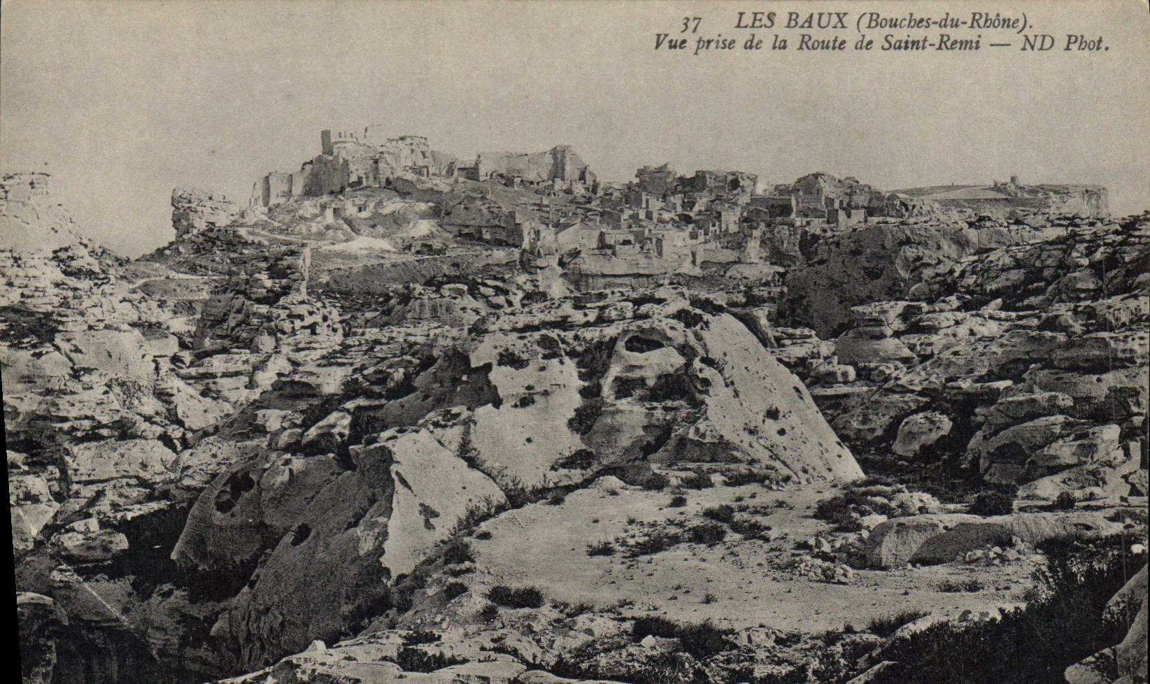 CPA Les Baux Bouches du Rhone vue prise de la route de Saint Remi 