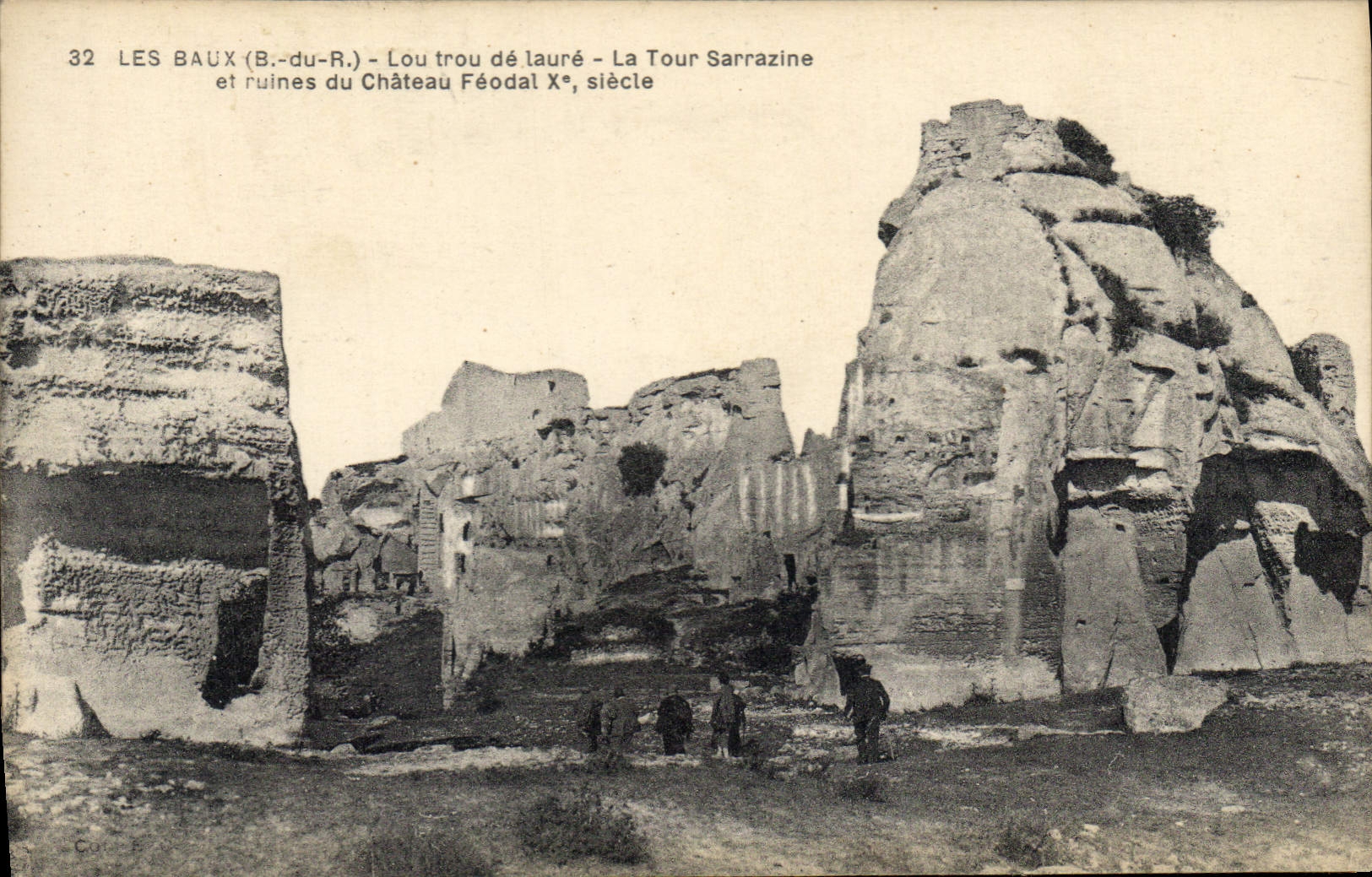 CPA Les Baux B du R la tour Sarrazine et ruines du Chateau Feodal X siecle 