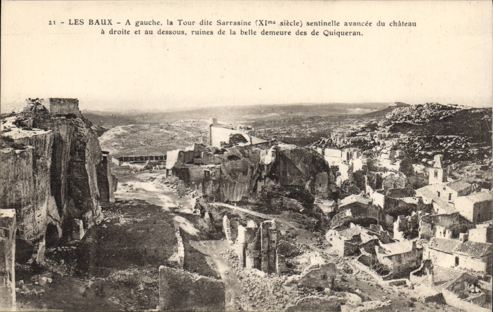 CPA Les Baux a gauche la tour dite Sarrazine XI siecle
