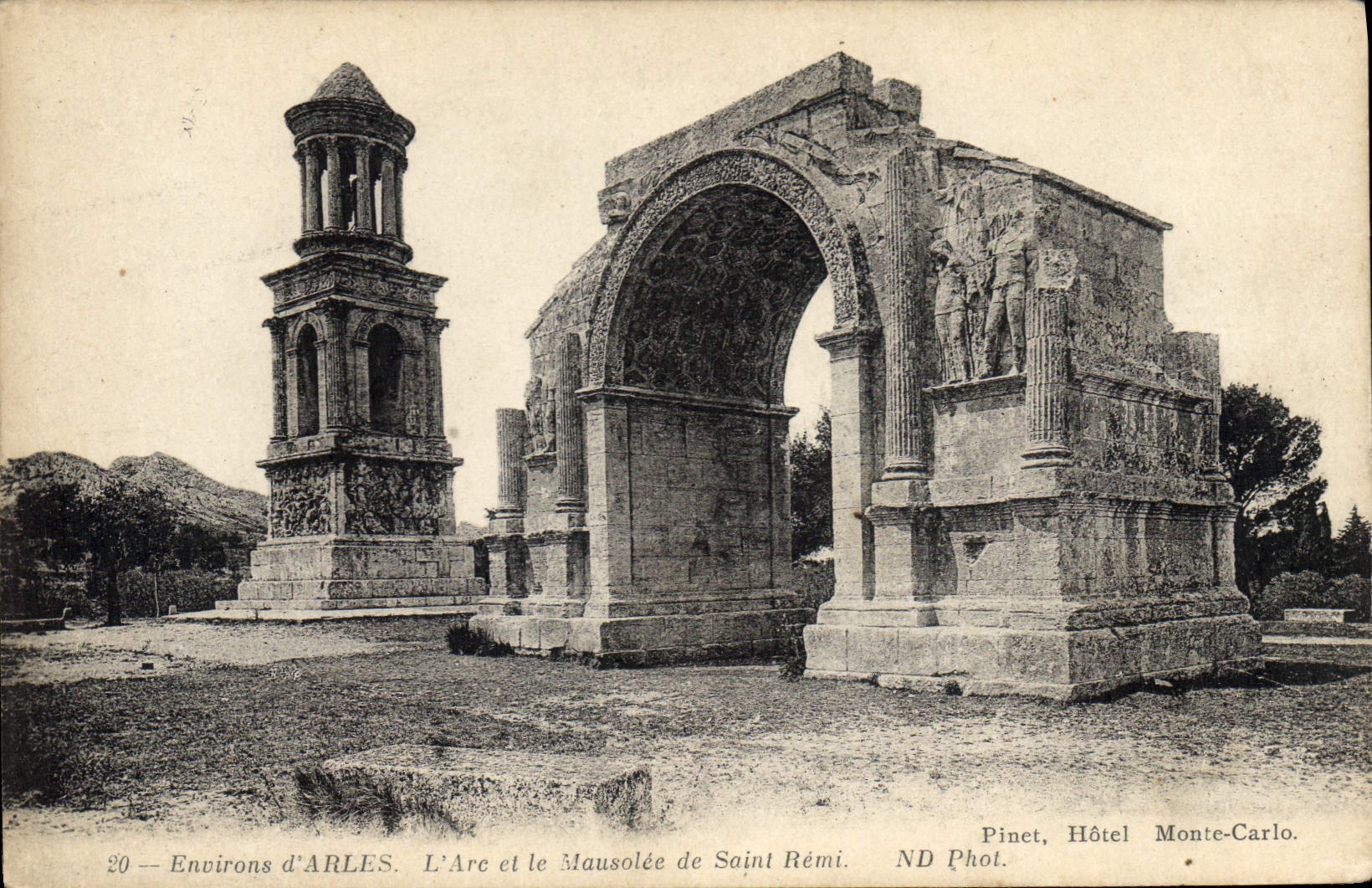 CPA Environs d'Arles L'Arc et le Mausolee de Saint Remi