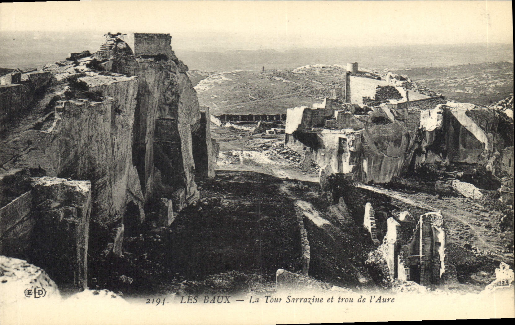 CPA Les Baux La Tour Sarrazine et trou de l'Aure 