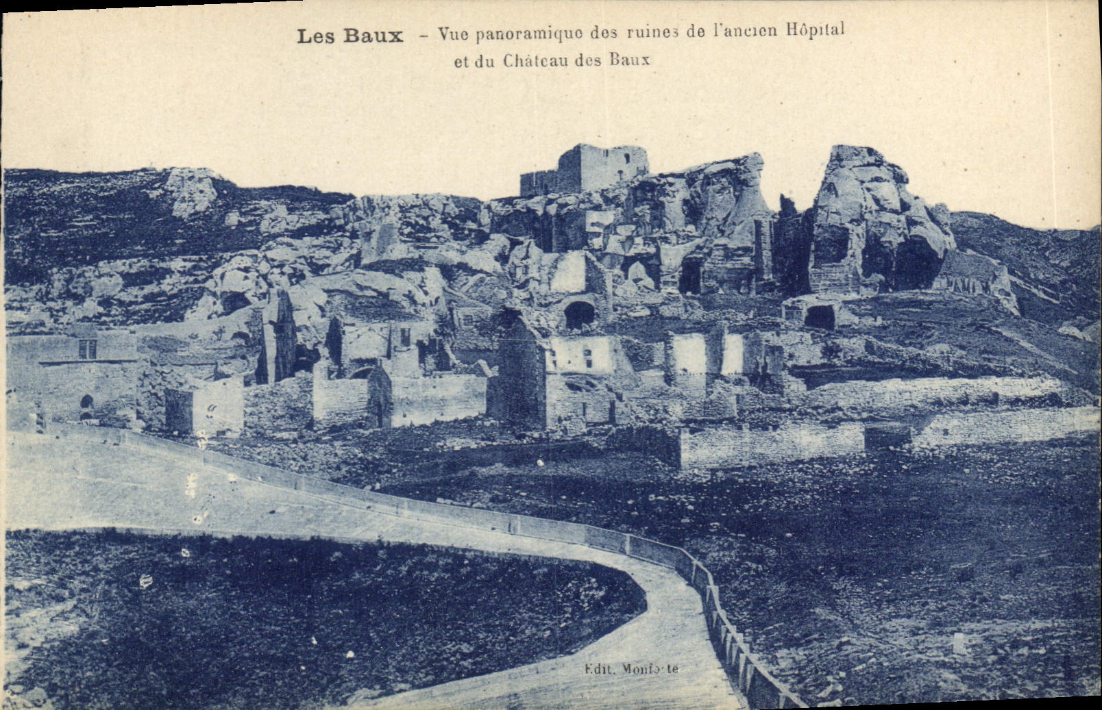 CPA Les Baux Vue panoramique des ruines de l'Ancien Hopital et du Chateau des Baux