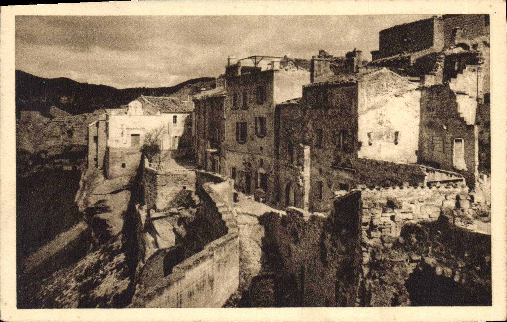 CPA Les Baux Les Remparts a gauche le Vallon de la Fontaine 