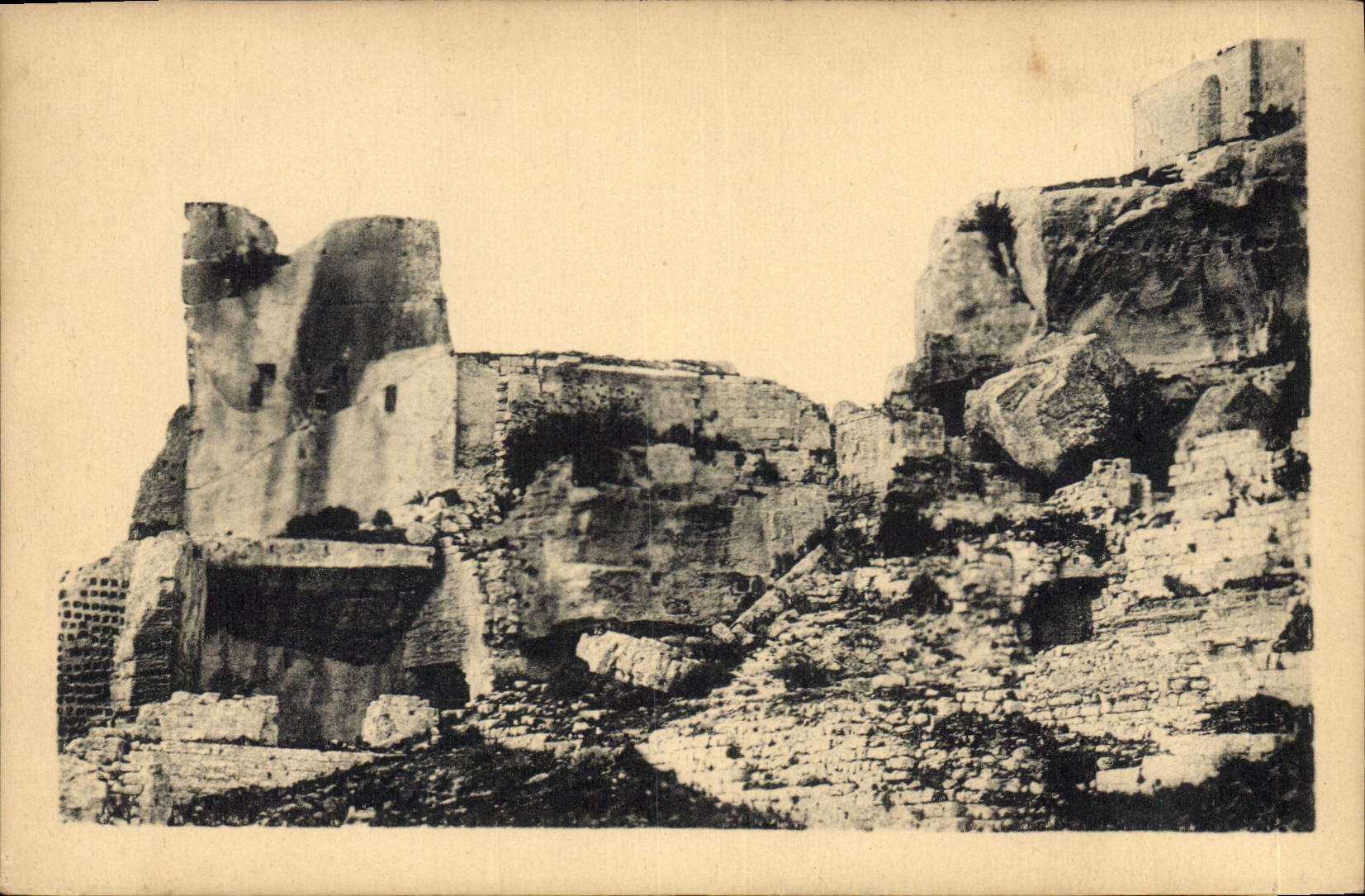 CPA Les Baux Columbarium cineraire et la tour Paravelle VII siecle