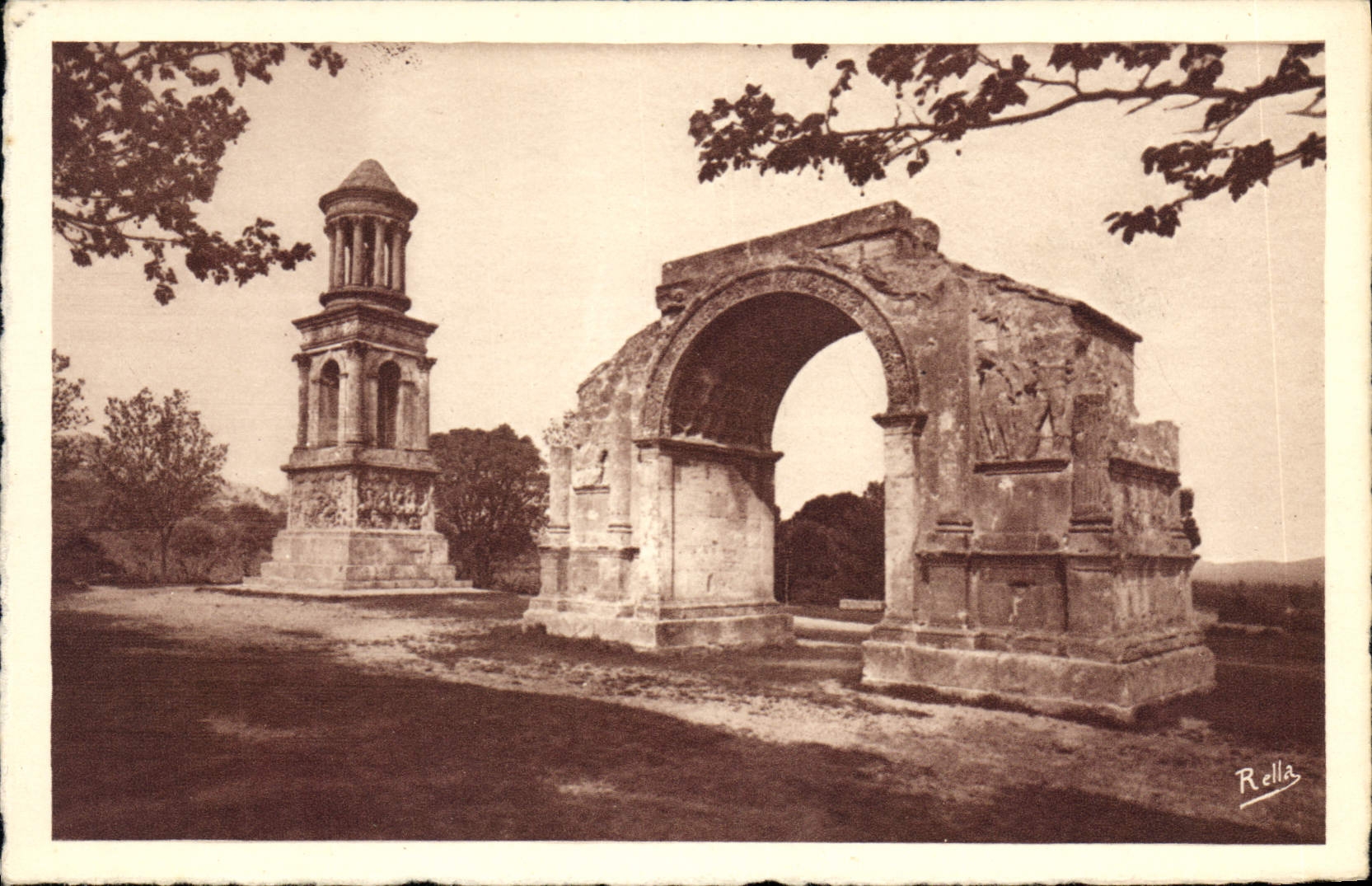 CPA St Remy B du R Les Antiques