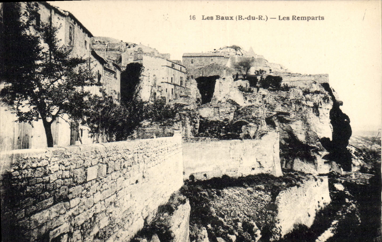CPA Les Baux B du R Les Remparts