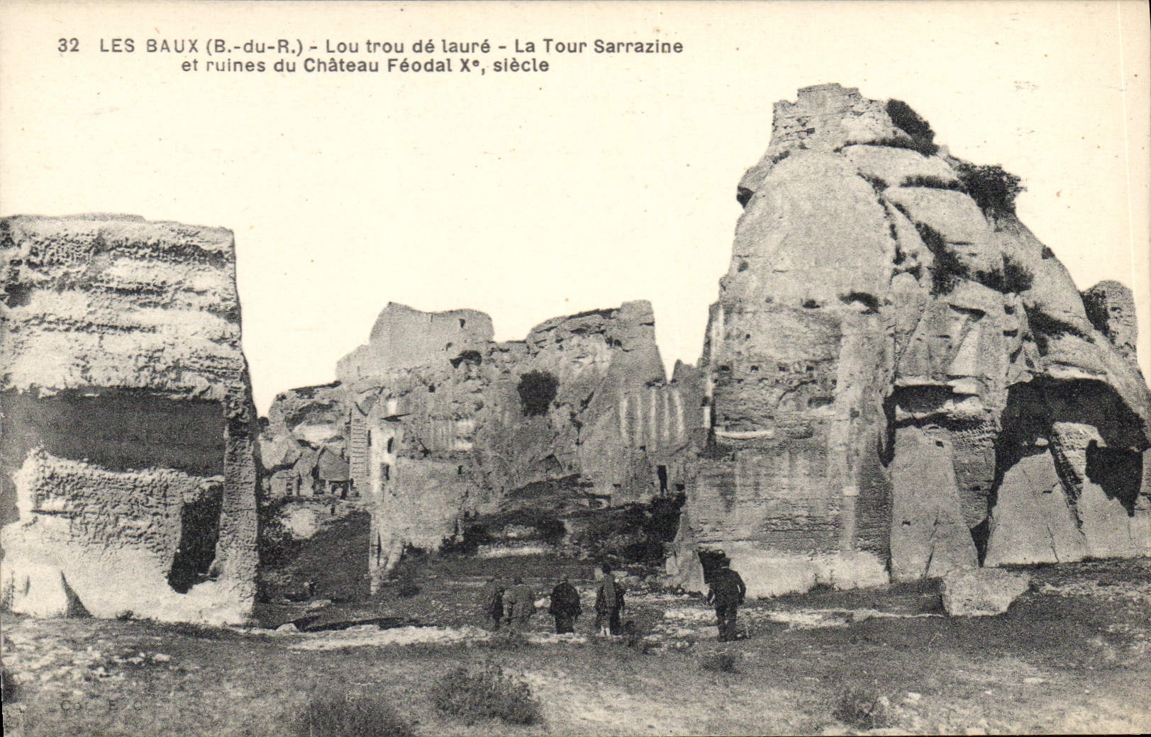 CPA Les Baux B du R Lou trou de laure La Tour Sarrazine