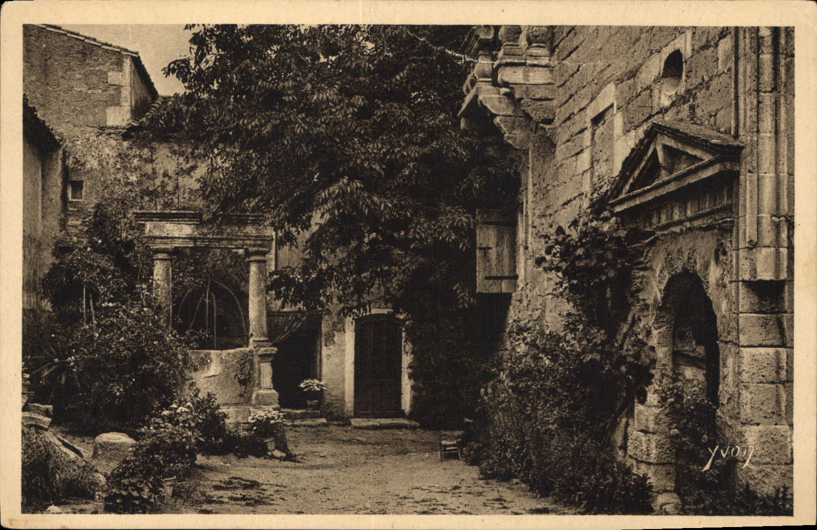 CPA Paysages et Pierres de Provence St Remy B du R Interieur de Ferme
