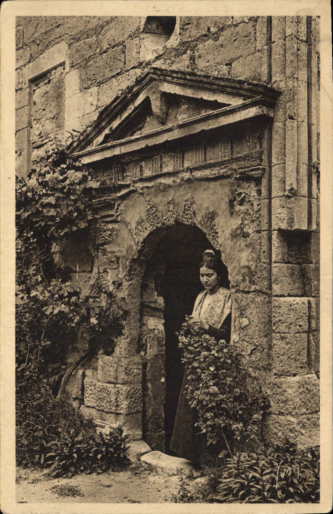 CPA Paysages et Pierres de Provence Jeune Fille et vieilles pierres a St Remy 