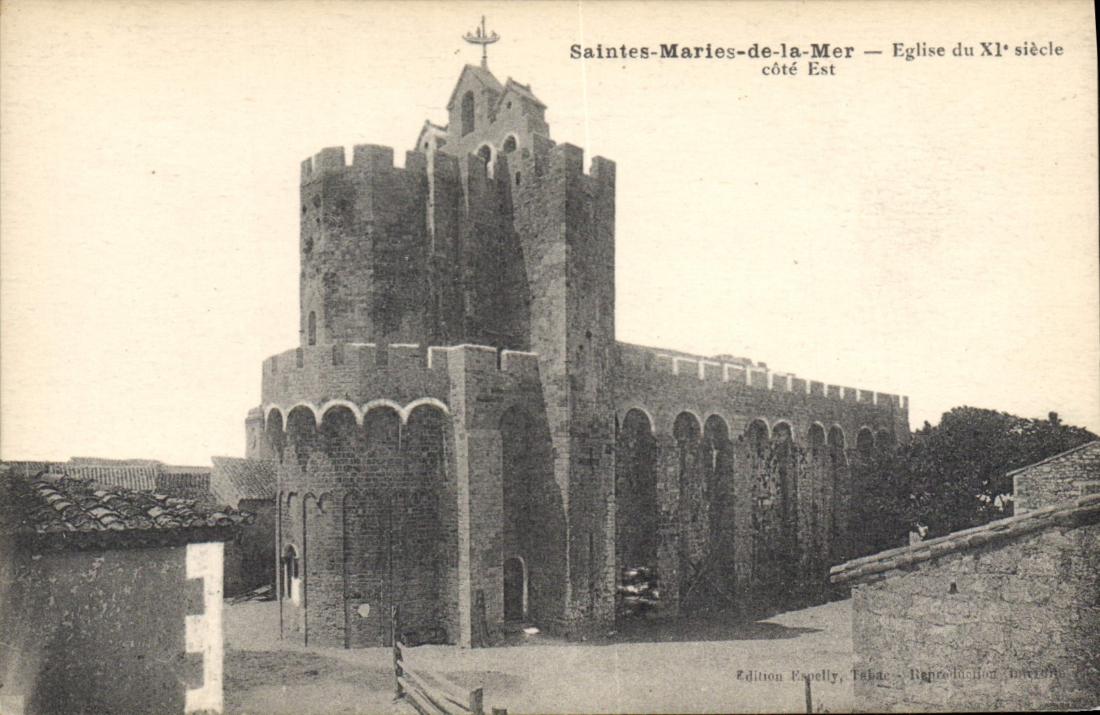 CPA Stes Maries de la Mer Eglise cote Est 