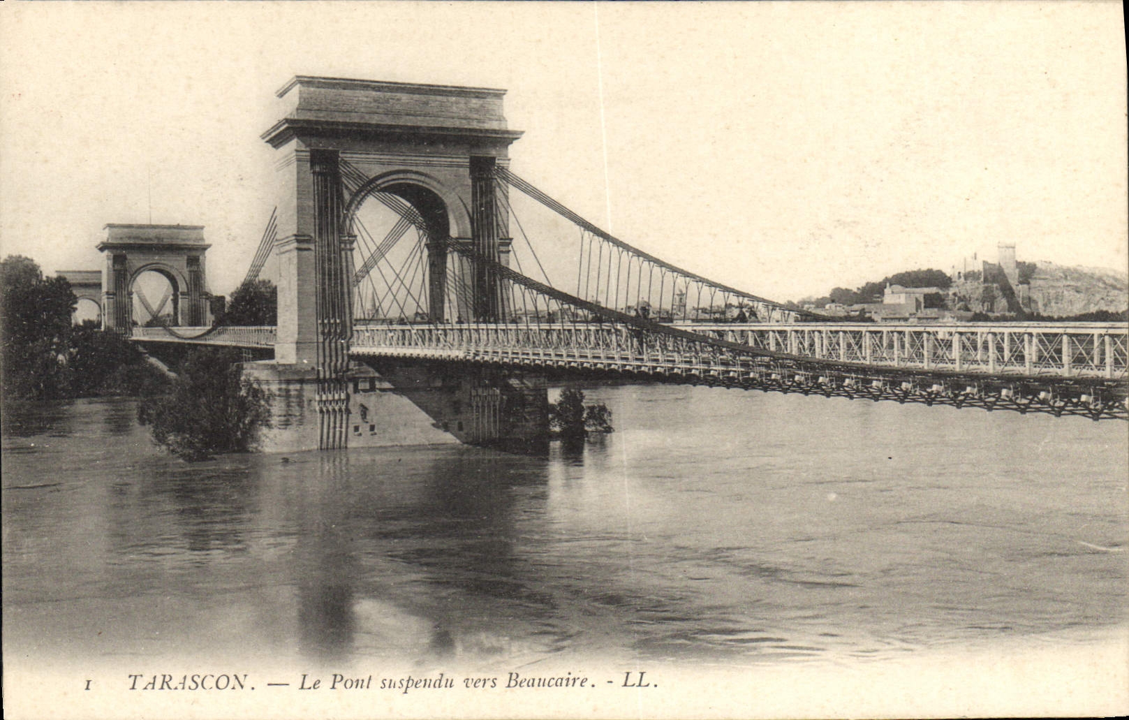 CPA Tarascon Le Pont suspendu vers Beaucaire 