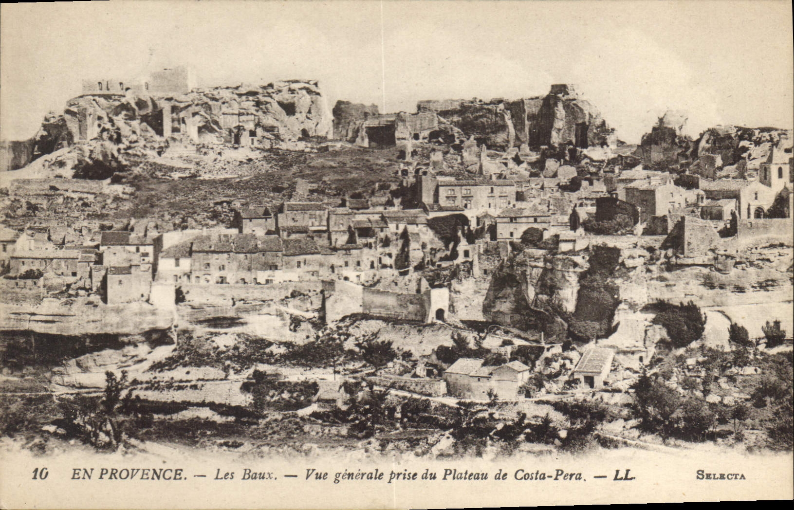 CPA En Provence Les Baux Vue generale prise du Plateau de Costa Pera 
