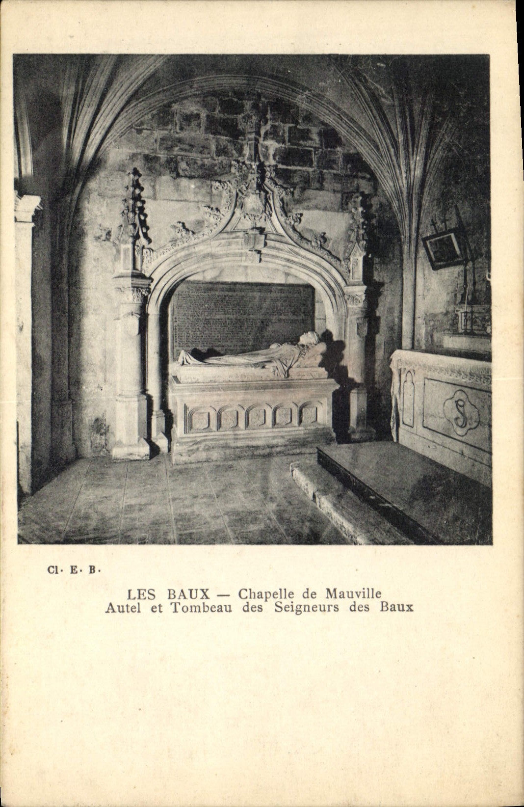CPA Les Baux Chapelle de Mauville Autel et tombeau des signeurs des Baux