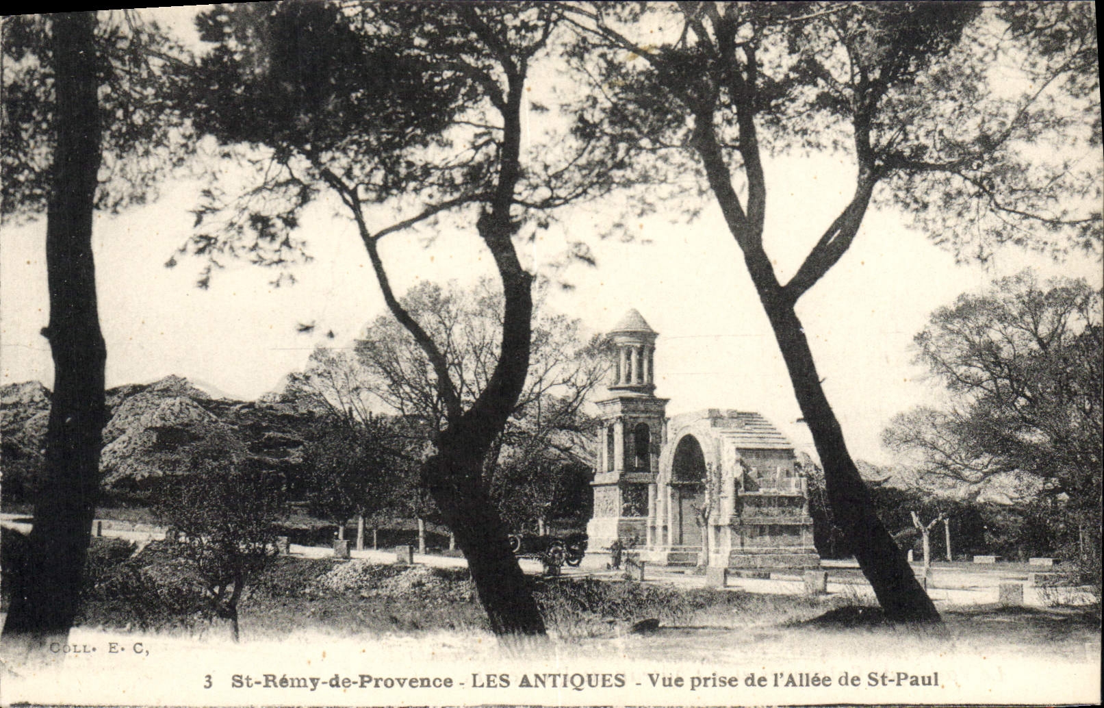 CPA St Remy de Provence Les Antiques Vue prise de l'Allee de St Paul