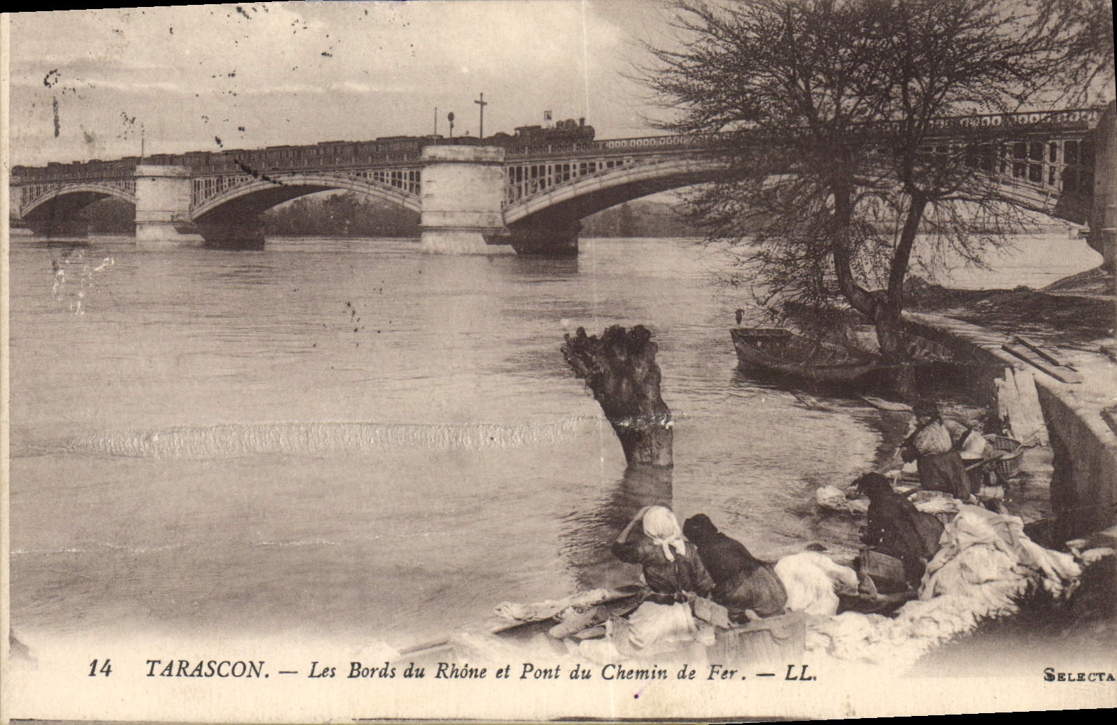 CPA Tarascon Les Bords du Rhone et Pont du Chemin de Fer