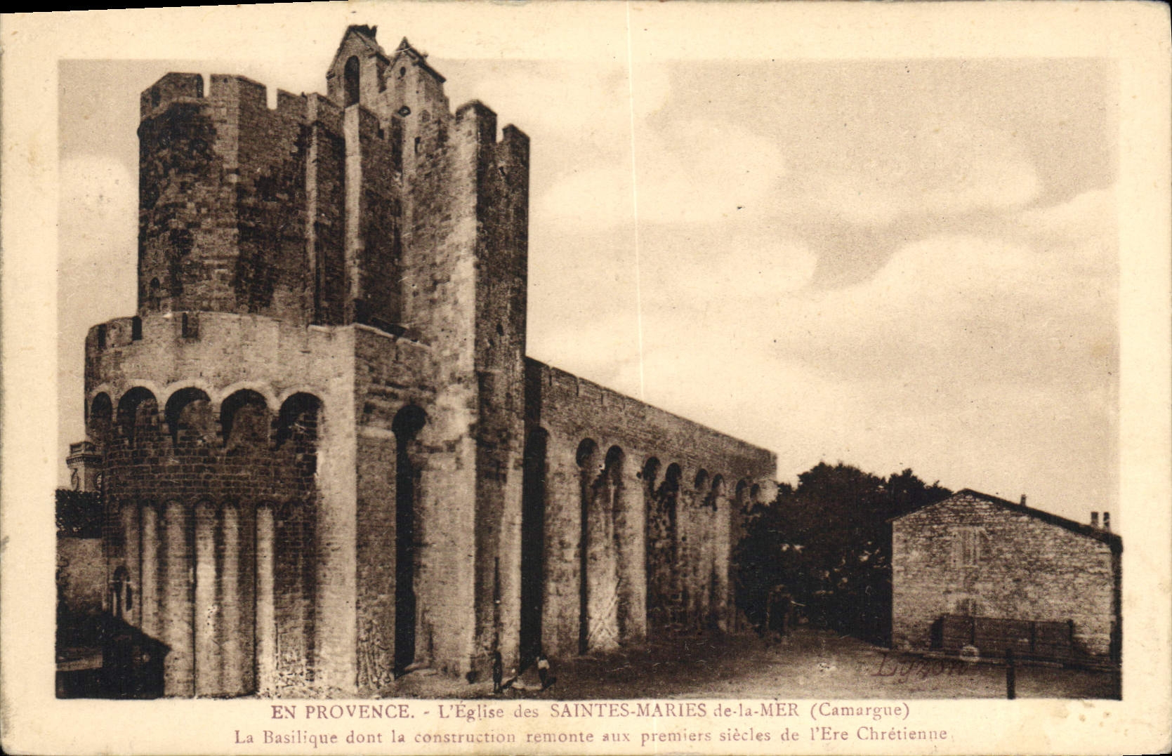 CPA En Provence L'Eglise des Stes Maries de la Mer 
