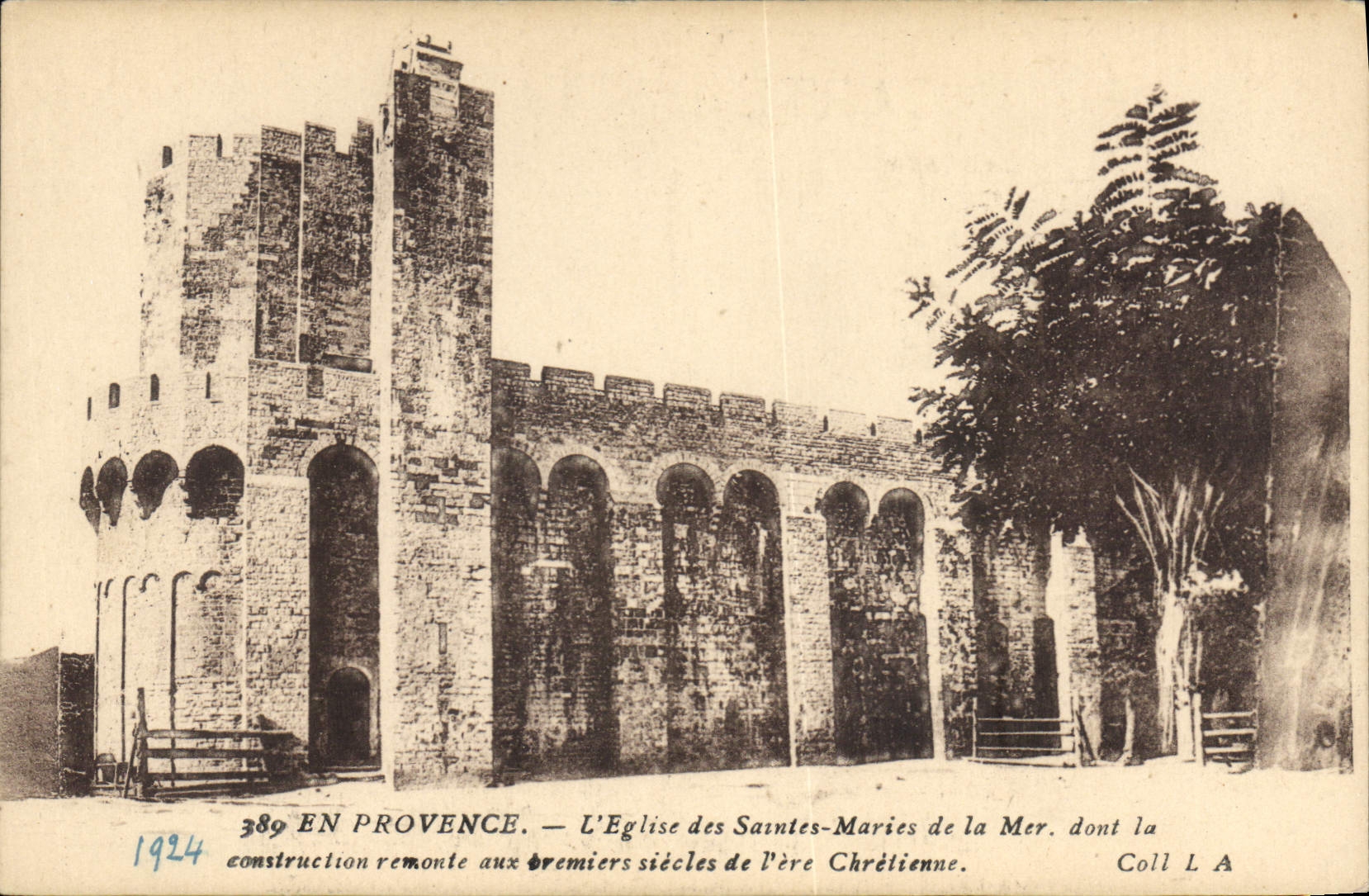 CPA En Provence L'Eglise des Stes Maries de la Mer 