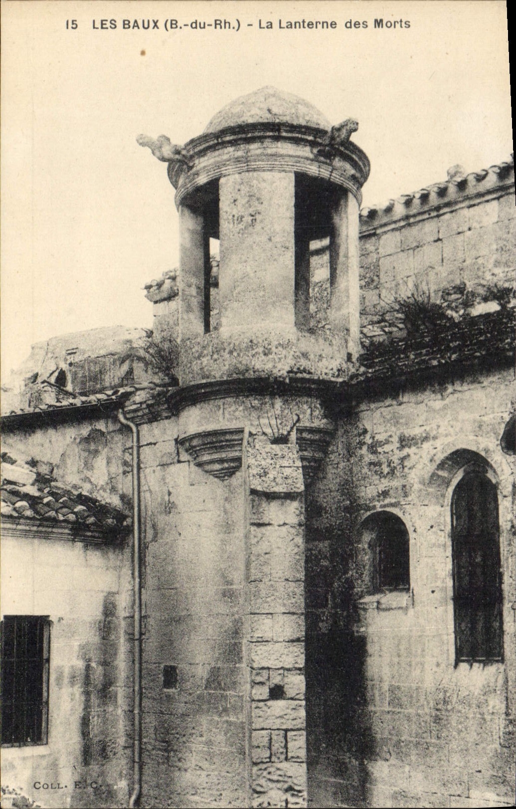 CPA Les Baux B du Rh La Lanterne des Morts