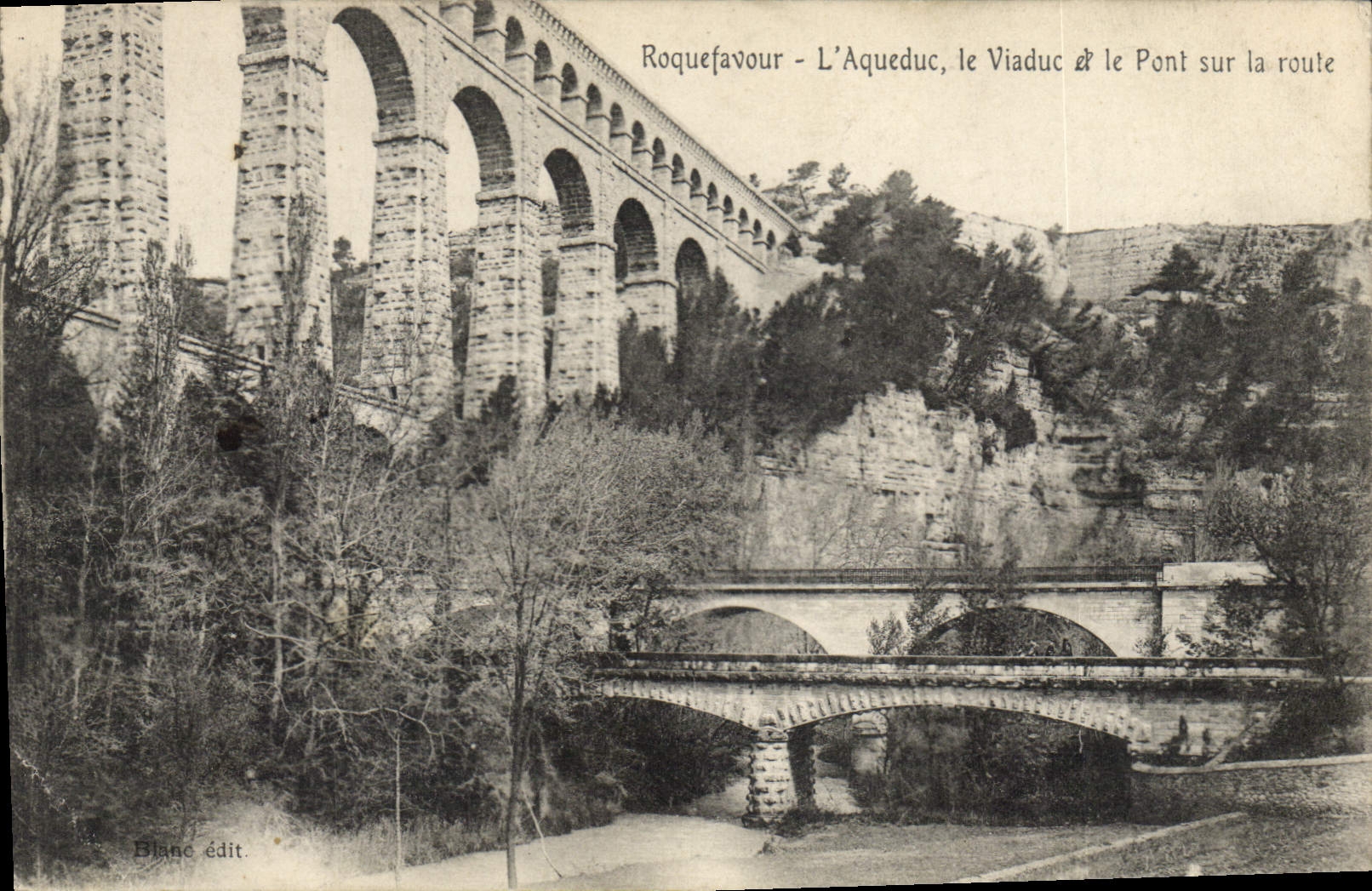 CPA Roquefavour L'Aqueduc le Viaduc et le Pont sur la Route