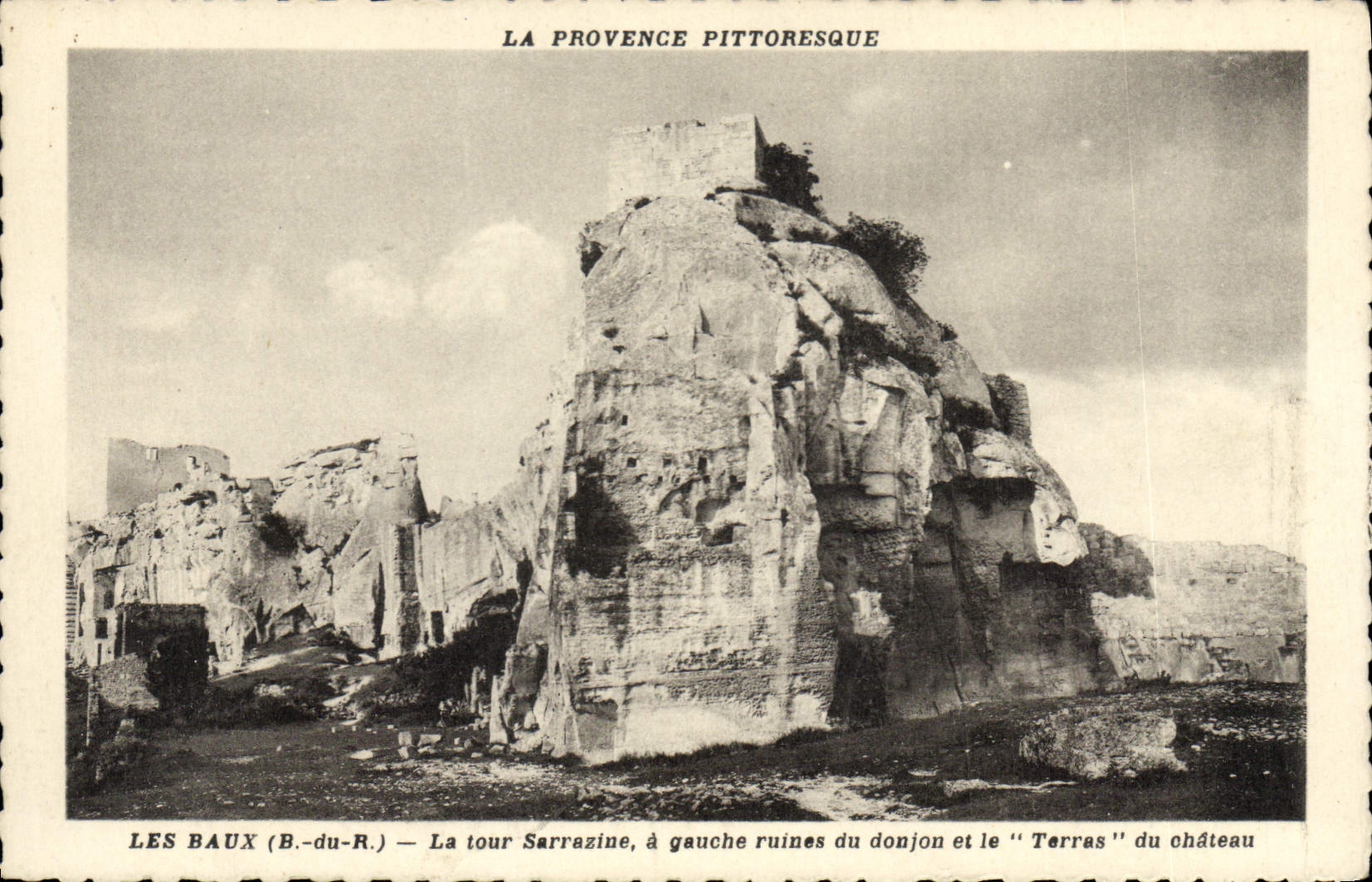 CPA Les Baux B du Rh La Tour Sarrazine a gauche ruines du donjon et le Terras du château