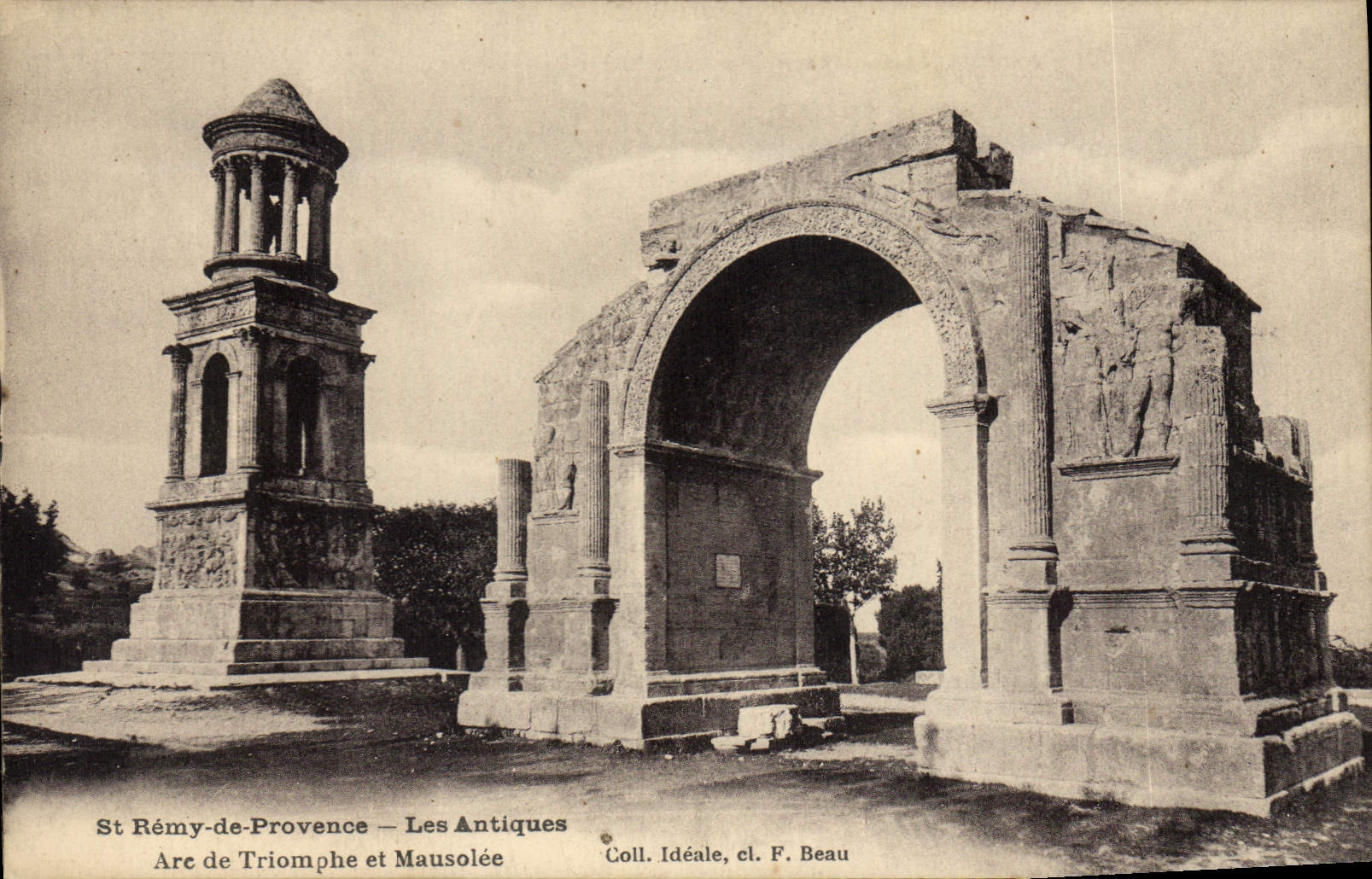 CPA St Remy de Provence Les Antiques 