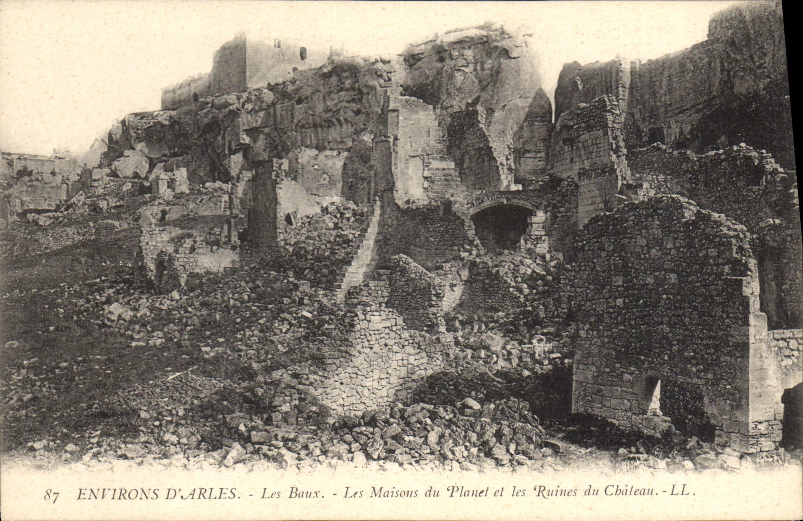 CPA Environs d'Arles les Baux Les Maisons du Planet et les Ruines du Chateau