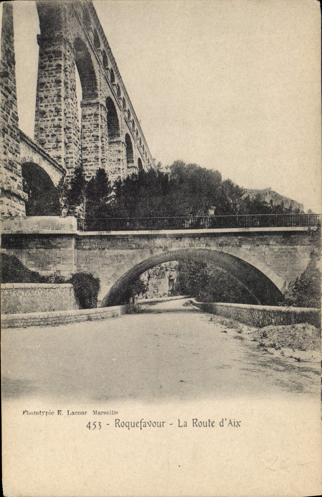CPA Roquefavour La Route d'Aix
